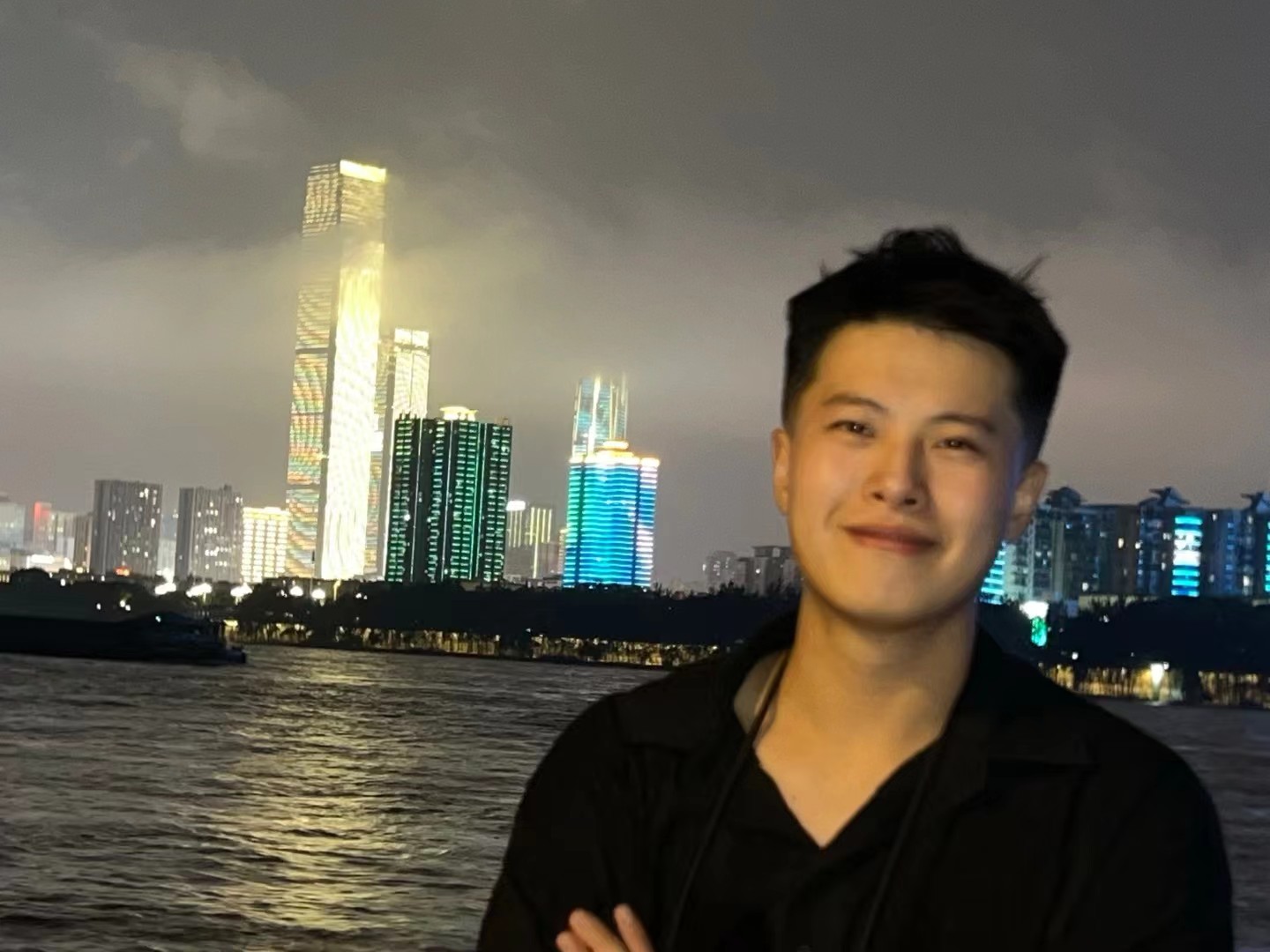 胡卓熠 Joey Hu 在上海城市夜景前的肖像